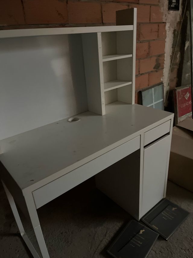 Escritorio blanco con estantería