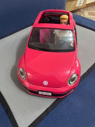 Maggiolino Barbie con Ken e Barbie