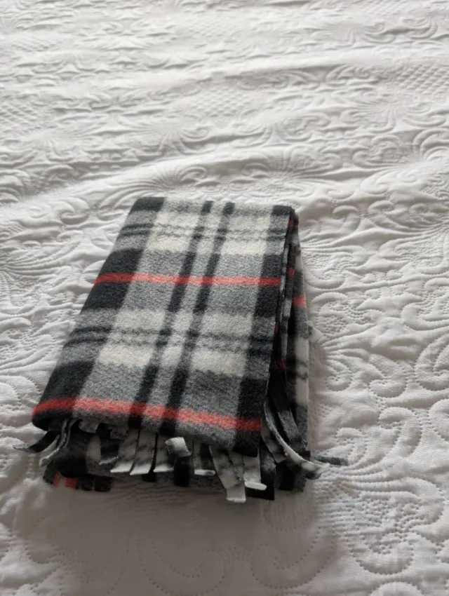 Bufanda de cuadros gris y roja