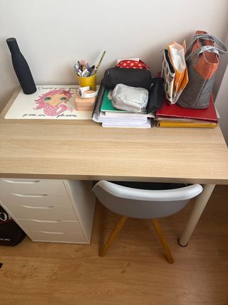 Scrivania in legno con sedia e cassettiera