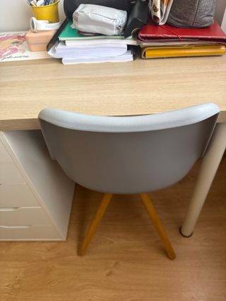 Scrivania in legno con sedia e cassettiera