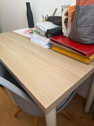 Scrivania in legno con sedia e cassettiera