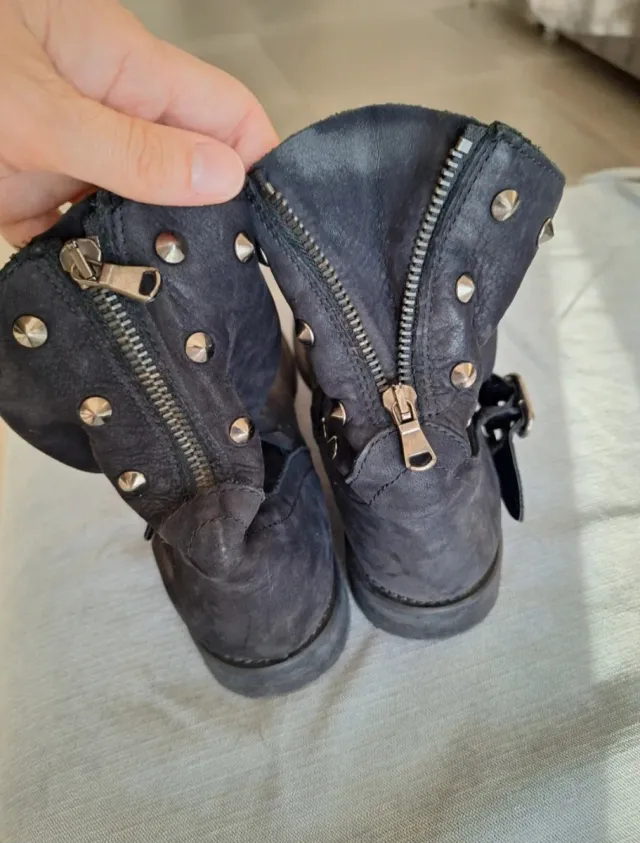 Stivaletti donna neri con borchie