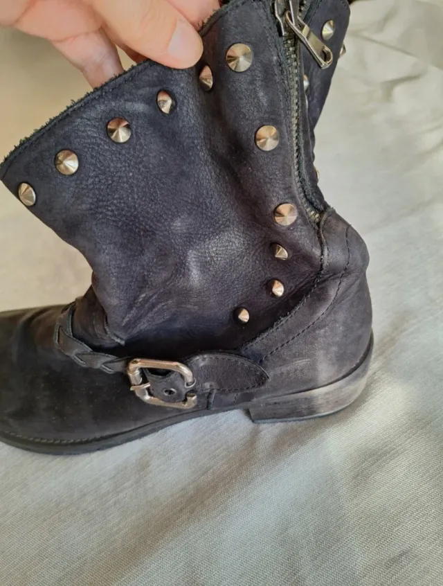 Stivaletti donna neri con borchie