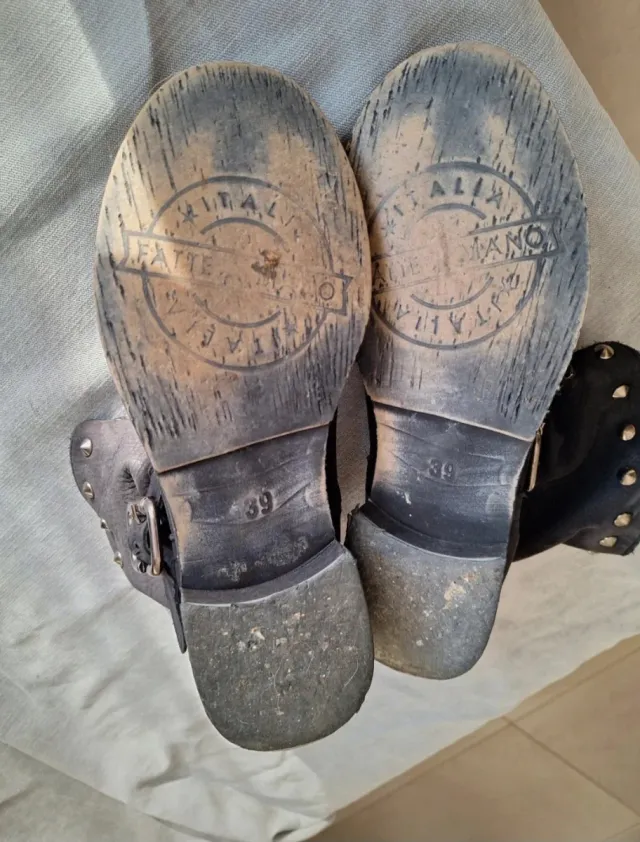 Stivaletti donna neri con borchie