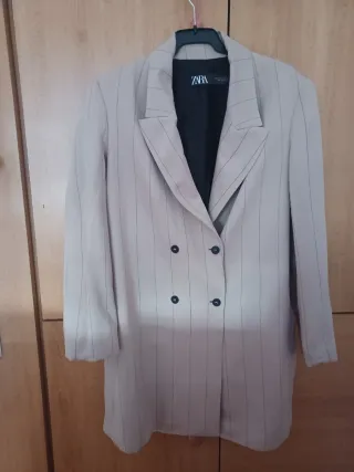 Blazer largo Zara rayas diplomáticas beige