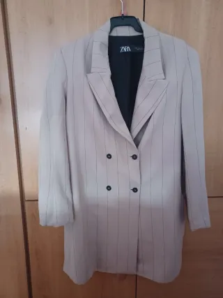 Blazer largo Zara rayas diplomáticas beige
