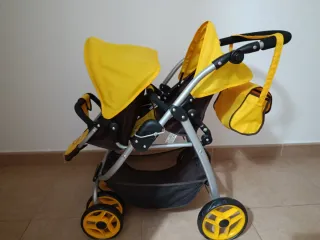 Carrito gemelar de juguete amarillo