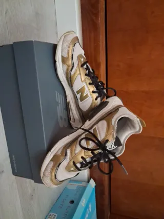 Deportivas New Balance Oro y Blanco