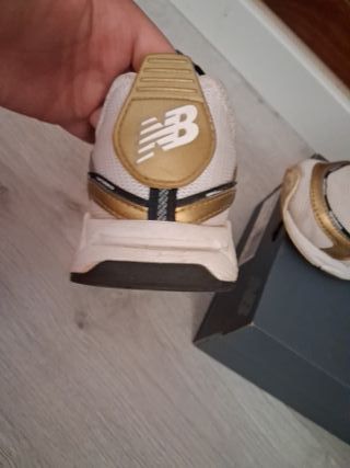 Deportivas New Balance Oro y Blanco