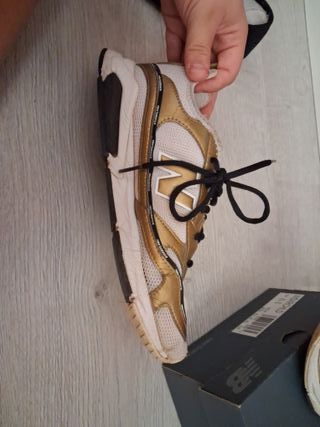 Deportivas New Balance Oro y Blanco