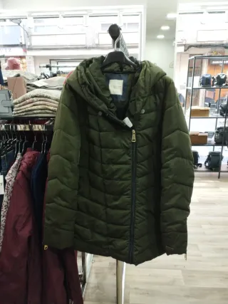 Parka verde con cierre de tapa