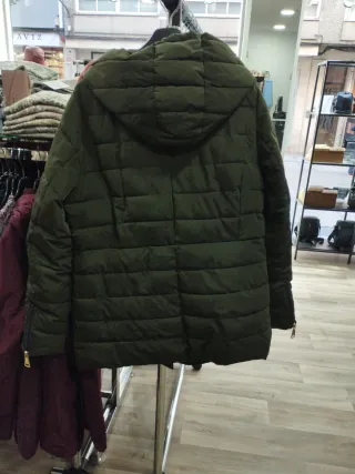 Parka verde con cierre de tapa