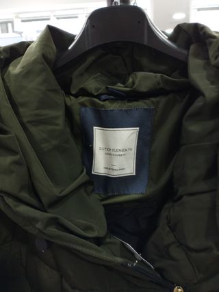Parka verde con cierre de tapa