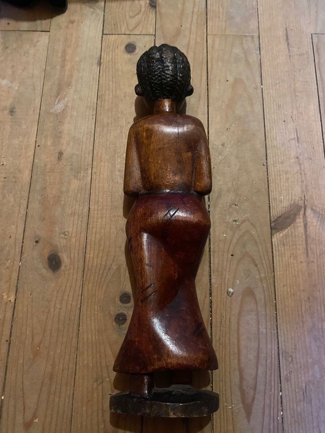 Figura femminile in legno