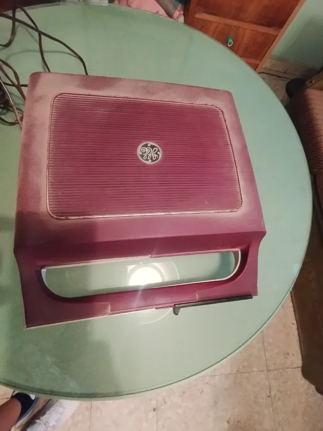 Tocadiscos antiguo blanco y morado