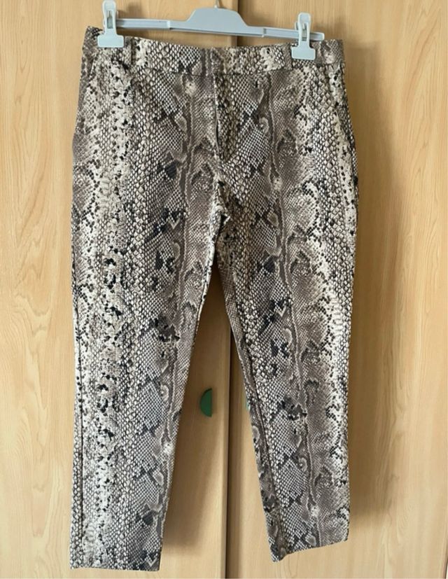 Pantalón estampado serpiente