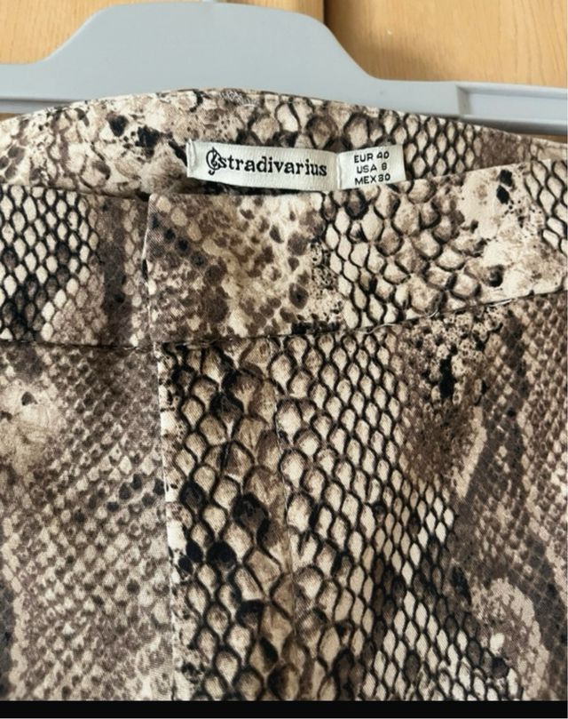 Pantalón estampado serpiente