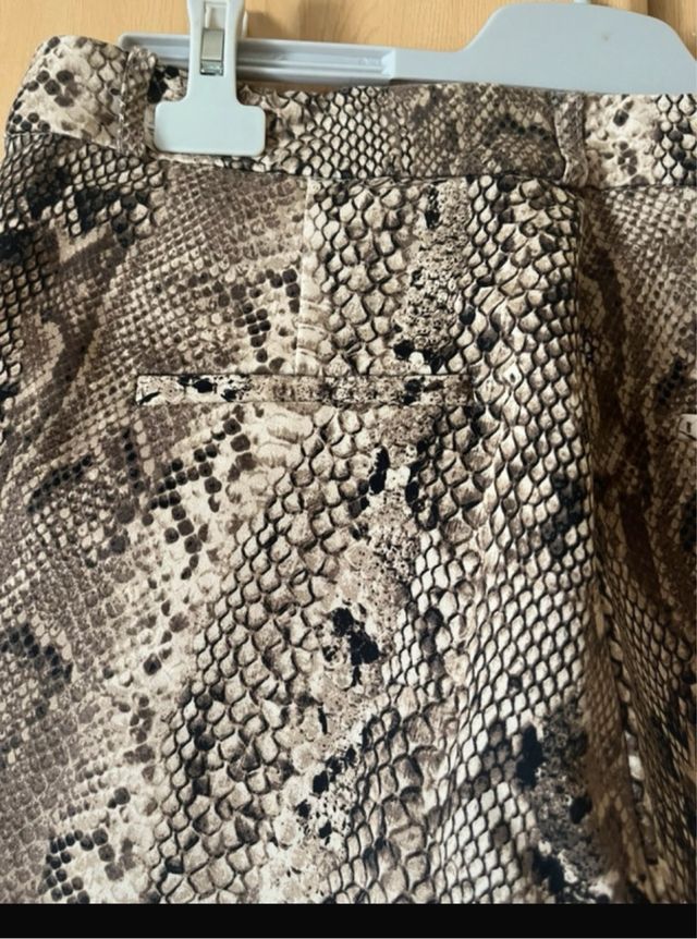 Pantalón estampado serpiente