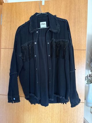 Chaqueta Zara flecos y tachuelas negra