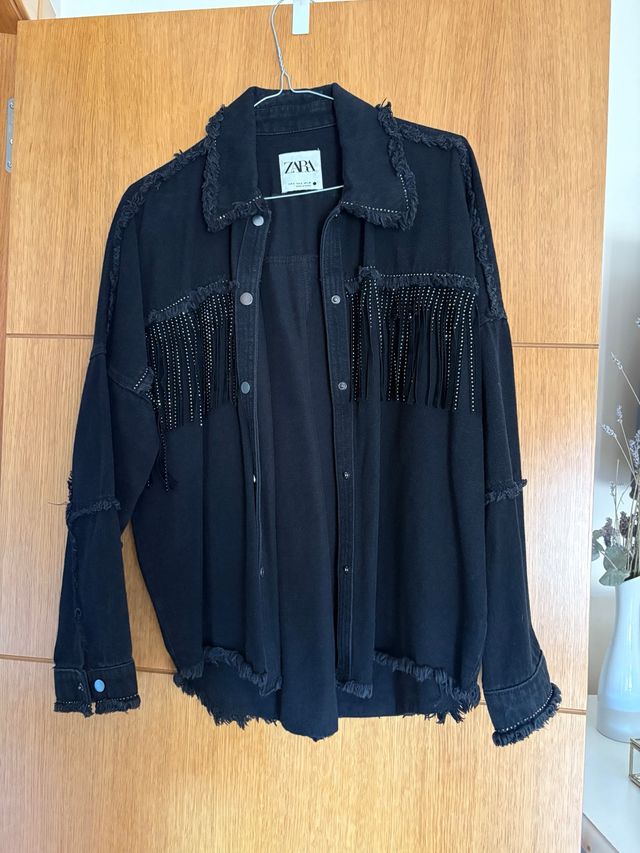 Chaqueta Zara flecos y tachuelas negra