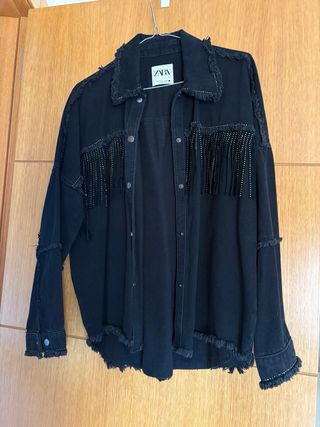 Chaqueta Zara flecos y tachuelas negra
