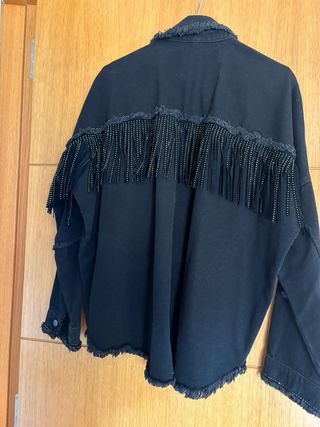 Chaqueta Zara flecos y tachuelas negra