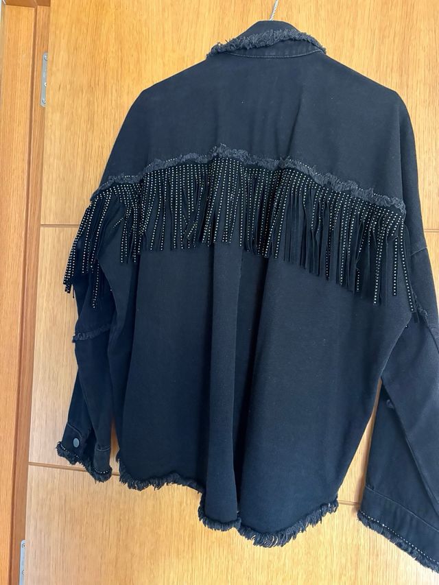 Chaqueta Zara flecos y tachuelas negra