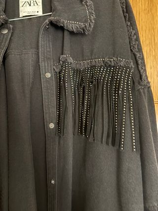 Chaqueta Zara flecos y tachuelas negra