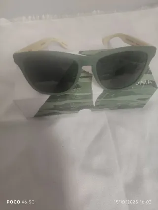 Dos Gafas de sol Emoji azules y verdes