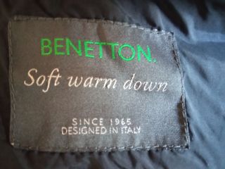 Cazadora Benetton negra acolchada con capucha con 