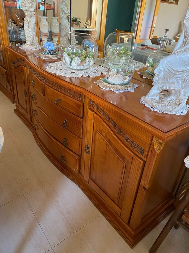 Aparador madera maciza con espejo.