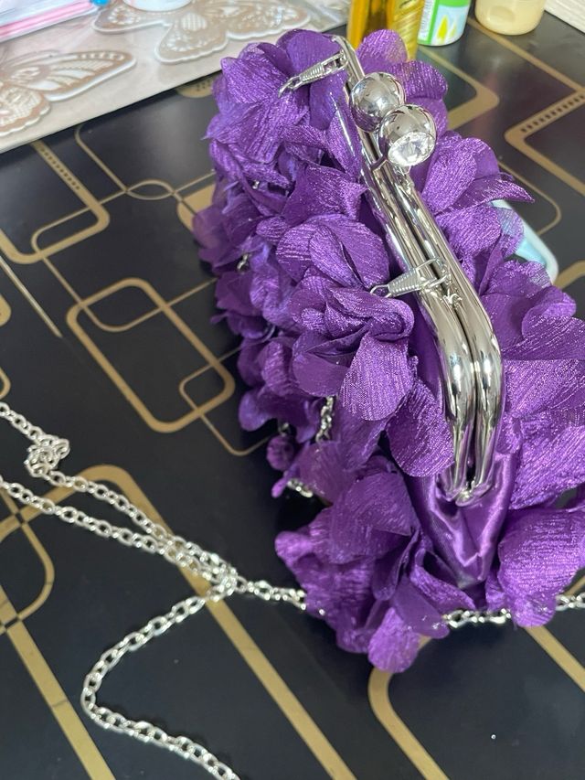 Bolso de fiesta morado con flores y cadena