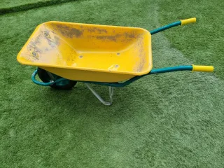 Carretilla de obra amarilla