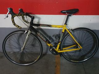 Bicicleta de carretera Orbea amarilla