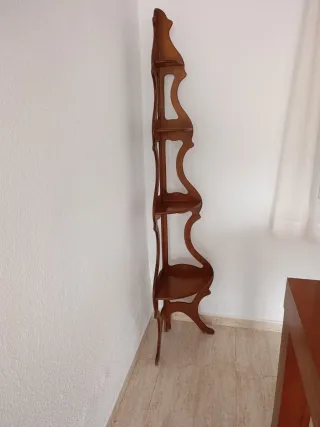 Estantería esquinera de madera