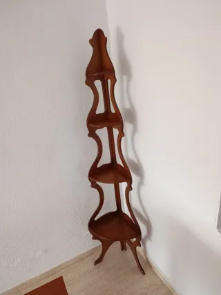 Estantería esquinera de madera