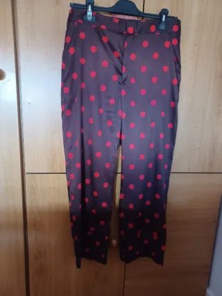 Pantalones lunares Zara marrones y rojos