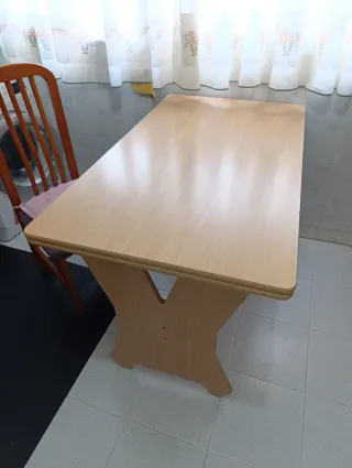 Mesa  de madera clara extensible