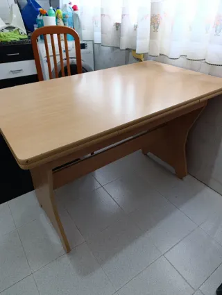 Mesa  de madera clara extensible