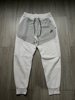 Pantalón Nike Tech Fleece Gris y Blanco