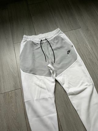 Pantalón Nike Tech Fleece Gris y Blanco