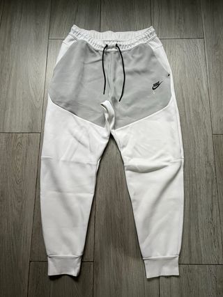 Pantalón Nike Tech Fleece Gris y Blanco