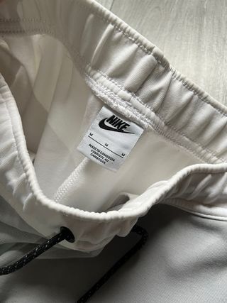 Pantalón Nike Tech Fleece Gris y Blanco