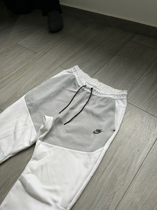 Pantalón Nike Tech Fleece Gris y Blanco