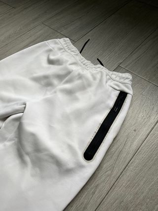 Pantalón Nike Tech Fleece Gris y Blanco