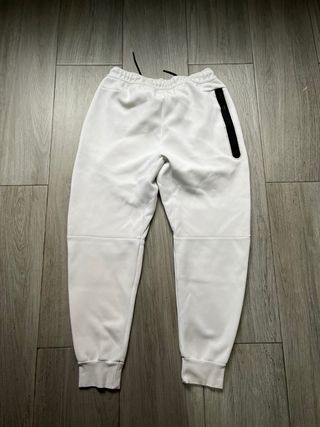 Pantalón Nike Tech Fleece Gris y Blanco