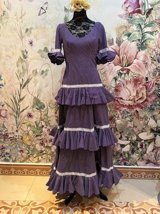 Traje de flamenca morado con lunares blancos