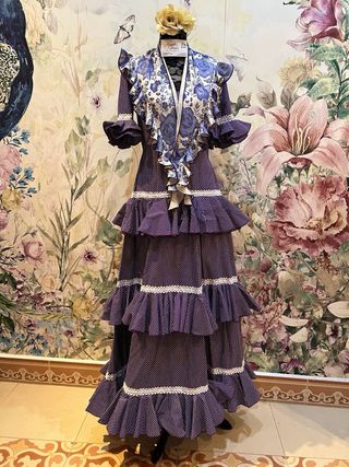 Traje de flamenca morado con lunares blancos
