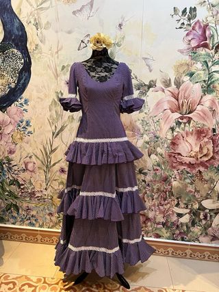Traje de flamenca morado con lunares blancos